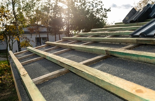 Papa czy membrana? Zanim wybierzesz, zadaj właściwe pytanie o potrzeby dachu